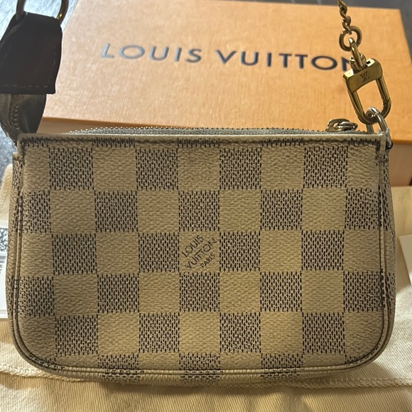 Louis Vuitton Cream and Blue Checkered Wristlet - Picture 4 of 14